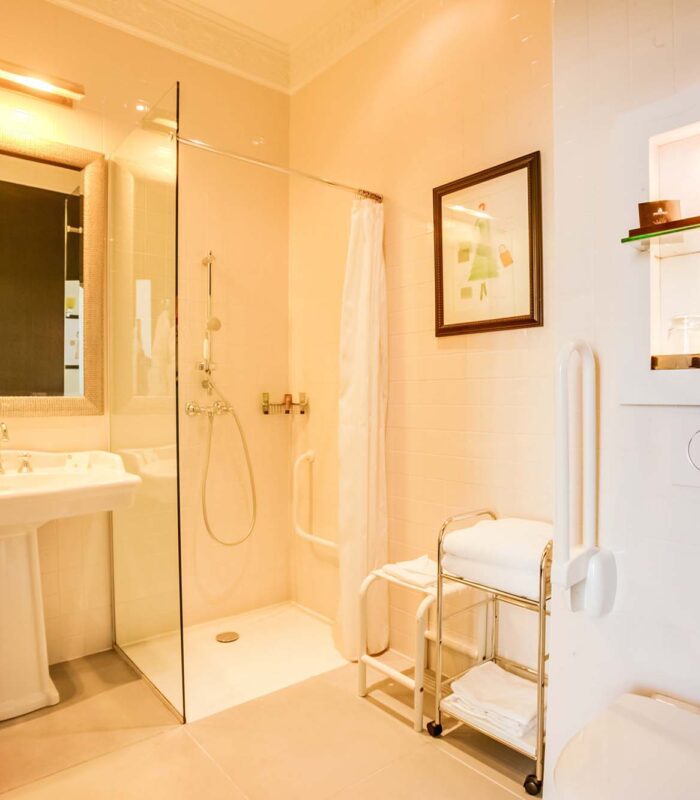 Salle de bain de la Chambre pour personnes à mobilité réduite à l’hôtel Le 123 Elysées avec une douche à l’italienne et des toilettes