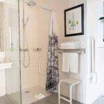 Salle de bain de la Chambre pour personnes à mobilité réduite à l’hôtel Le 123 Elysées avec une douche à l’italienne et un lavabo