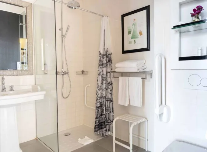 Salle de bain de la Chambre pour personnes à mobilité réduite à l’hôtel Le 123 Elysées avec une douche à l’italienne et un lavabo