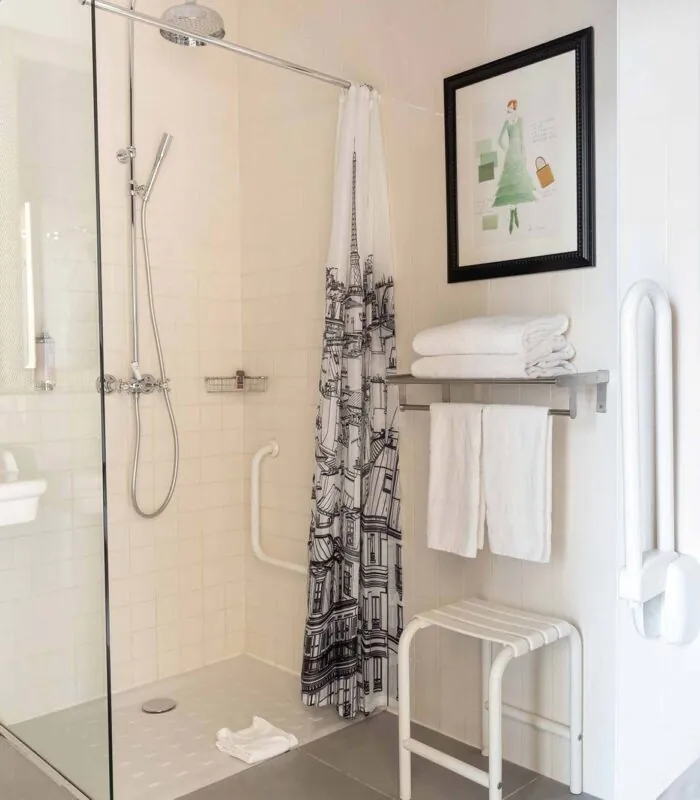 Salle de bain de la Chambre pour personnes à mobilité réduite à l’hôtel Le 123 Elysées avec une douche à l’italienne et un lavabo