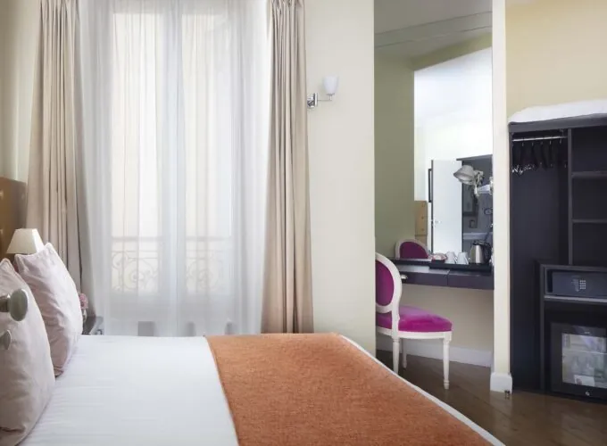 Chambre Single à l’hôtel Le 123 Elysées avec un lit, un bureau et un coffre-fort