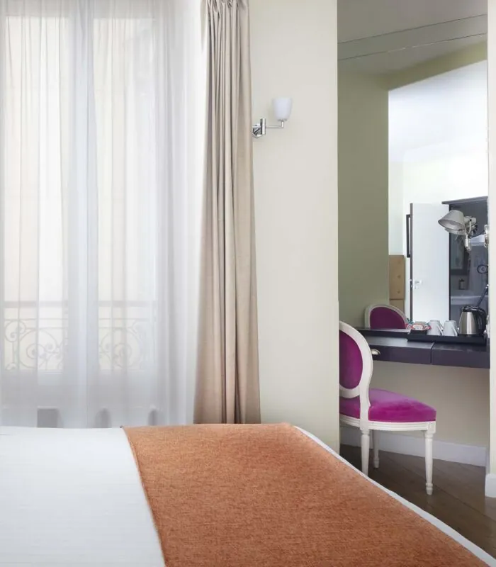 Chambre Single à l’hôtel Le 123 Elysées avec un lit, un bureau et un coffre-fort