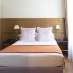 Chambre Single à l’hôtel Le 123 Elysées avec un lit simple et deux lampes