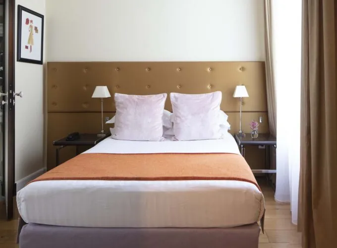 Chambre Single à l’hôtel Le 123 Elysées avec un lit simple et deux lampes