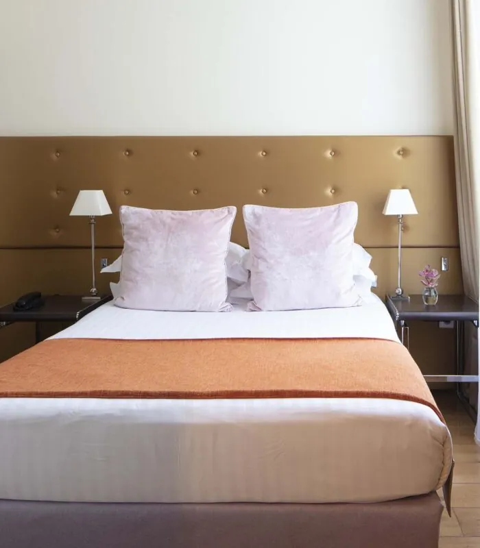 Chambre Single à l’hôtel Le 123 Elysées avec un lit simple et deux lampes