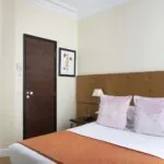 Chambre Single à l’hôtel Le 123 Elysées avec un lit et un miroir