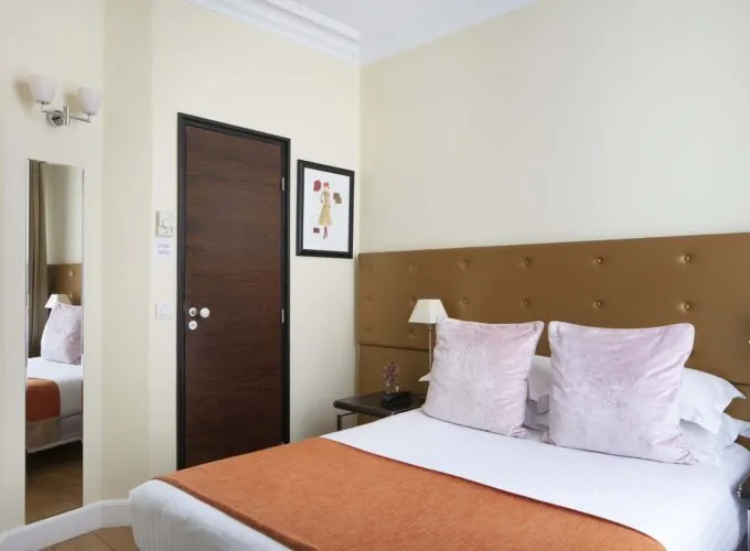 Chambre Single à l’hôtel Le 123 Elysées avec un lit et un miroir