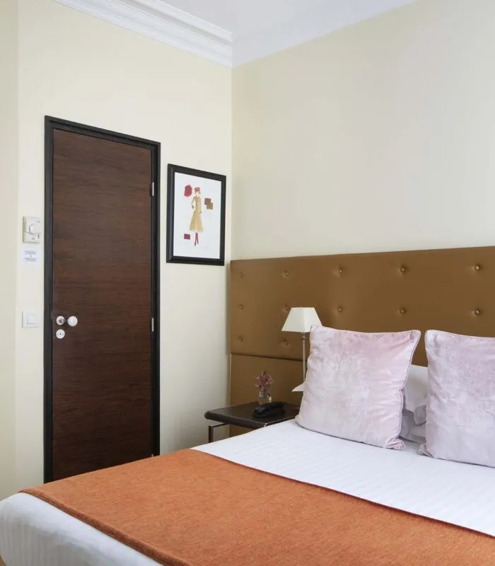 Chambre Single à l’hôtel Le 123 Elysées avec un lit et un miroir