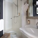 Salle de bain de la Chambre Single à l’hôtel Le 123 Elysées avec un lavabo et une image accrochée au mur