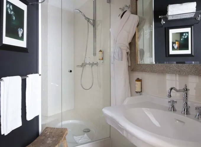 Salle de bain de la Chambre Single à l’hôtel Le 123 Elysées avec un lavabo et une image accrochée au mur