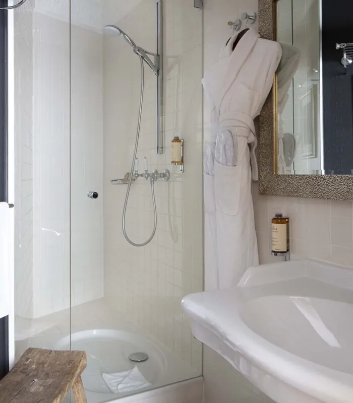 Salle de bain de la Chambre Single à l’hôtel Le 123 Elysées avec un lavabo et une image accrochée au mur