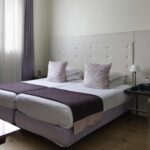 Chambre Twin à l’hôtel Le 123 Elysées avec deux lits et un bureau