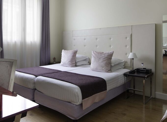 Chambre Twin à l’hôtel Le 123 Elysées avec deux lits et un bureau