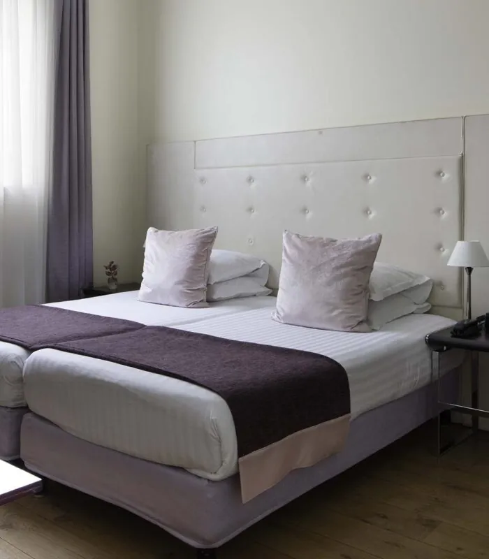 Chambre Twin à l’hôtel Le 123 Elysées avec deux lits et un bureau