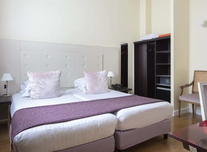 Chambre Twin à l’hôtel Le 123 Elysées avec deux lits et une chaise