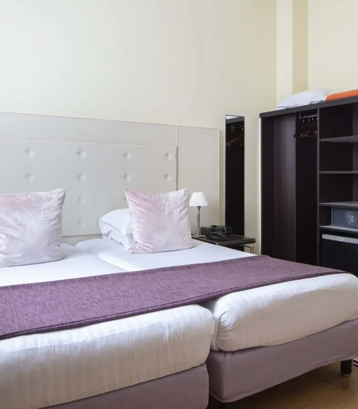 Chambre Twin à l’hôtel Le 123 Elysées avec deux lits et une chaise