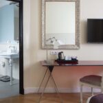 Salle de bain de la Chambre Twin à l’hôtel Le 123 Elysées avec un lavabo et une télévision fixée au mur