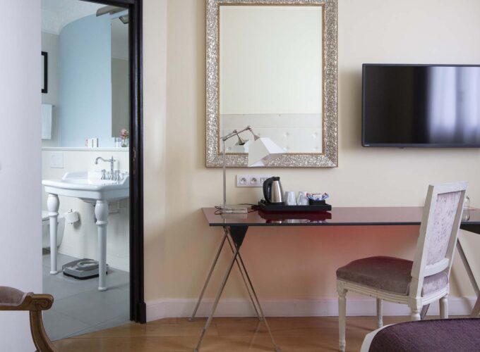 Salle de bain de la Chambre Twin à l’hôtel Le 123 Elysées avec un lavabo et une télévision fixée au mur