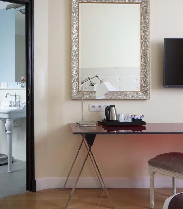 Salle de bain de la Chambre Twin à l’hôtel Le 123 Elysées avec un lavabo et une télévision fixée au mur