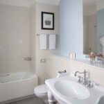 Salle de bain de la Chambre Twin à l’hôtel Le 123 Elysées avec un lavabo, des toilettes et une baignoire