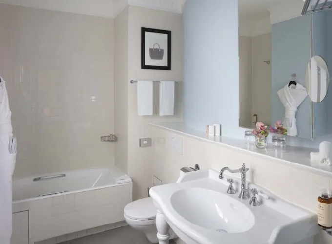 Salle de bain de la Chambre Twin à l’hôtel Le 123 Elysées avec un lavabo, des toilettes et une baignoire