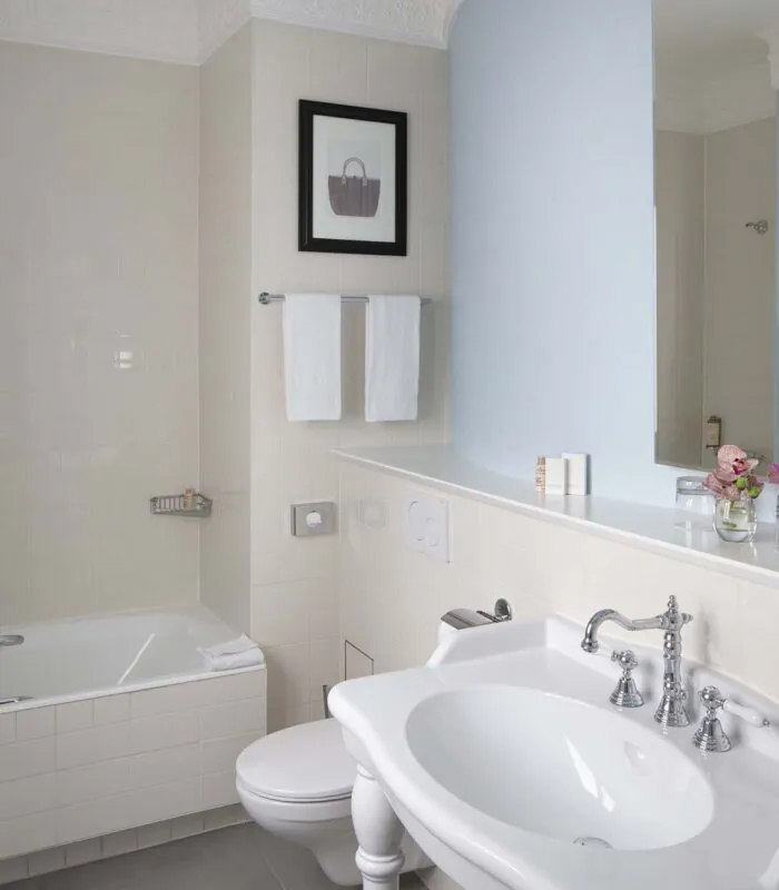 Salle de bain de la Chambre Twin à l’hôtel Le 123 Elysées avec un lavabo, des toilettes et une baignoire