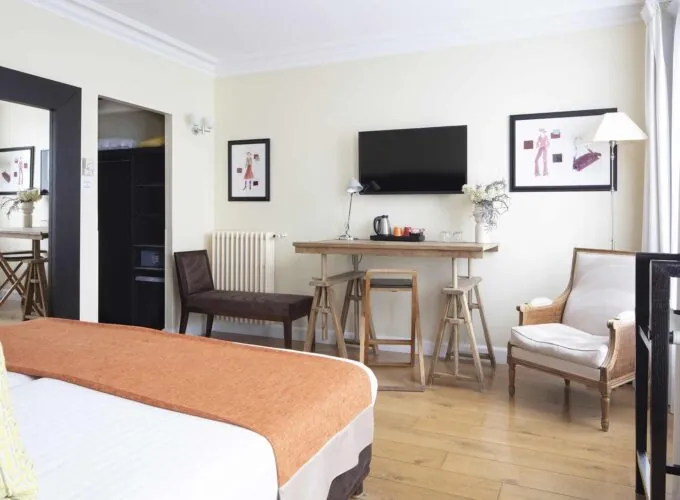 Chambre Twin Supérieure à l’hôtel Le 123 Elysées avec un lit, une chaise et une télévision à écran plat