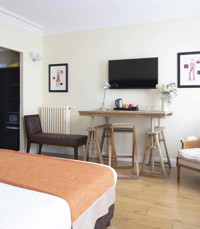 Chambre Twin Supérieure à l’hôtel Le 123 Elysées avec un lit, une chaise et une télévision à écran plat