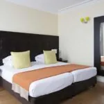 Chambre Twin Supérieure à l’hôtel Le 123 Elysées avec deux lits et un grand miroir