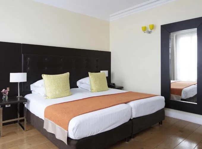 Chambre Twin Supérieure à l’hôtel Le 123 Elysées avec deux lits et un grand miroir
