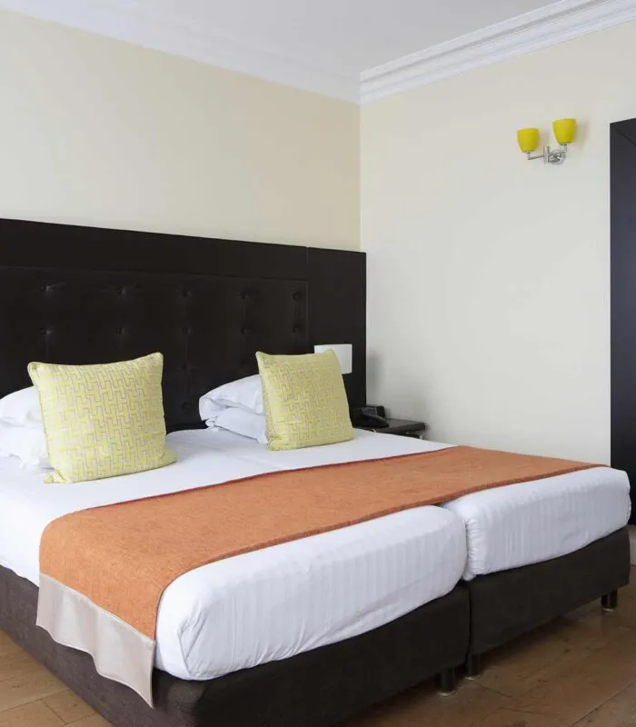 Chambre Twin Supérieure à l’hôtel Le 123 Elysées avec deux lits et un grand miroir