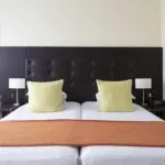 Chambre Twin Supérieure à l’hôtel Le 123 Elysées avec deux lits et deux lampes