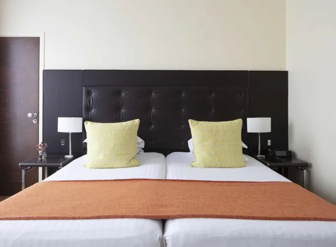 Chambre Twin Supérieure à l’hôtel Le 123 Elysées avec deux lits et deux lampes