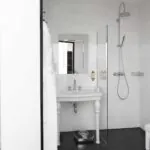 Salle de bain de la Chambre Twin Supérieure à l’hôtel Le 123 Elysées avec des toilettes, un lavabo et une douche