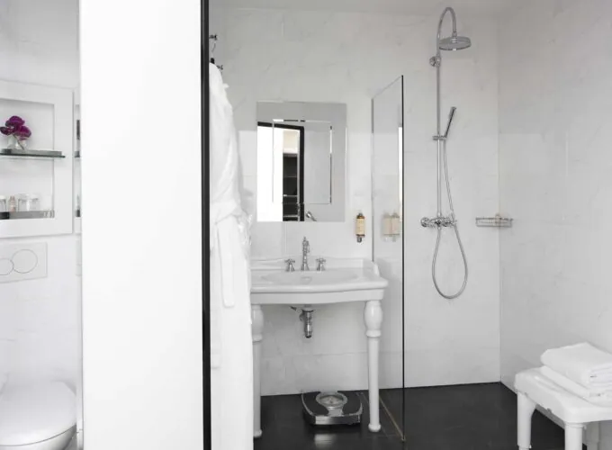 Salle de bain de la Chambre Twin Supérieure à l’hôtel Le 123 Elysées avec des toilettes, un lavabo et une douche