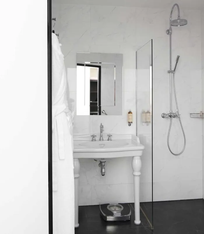 Salle de bain de la Chambre Twin Supérieure à l’hôtel Le 123 Elysées avec des toilettes, un lavabo et une douche