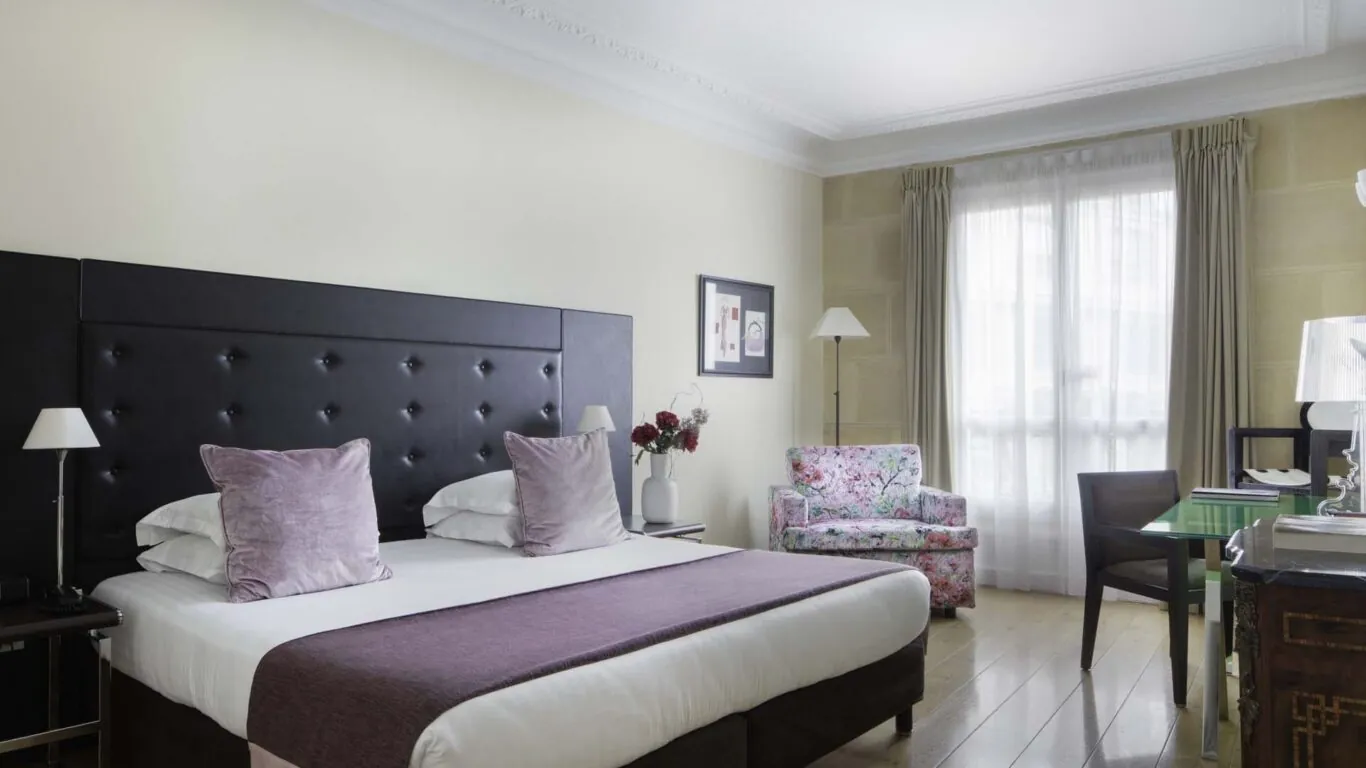 La Chambre Privilège, idéale pour 1, 2 ou 3 personnes, offre luxe et confort pour un séjour exceptionnel. Cette catégorie est la plus spacieuse au 123 Elysées.