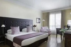 La Chambre Privilège, idéale pour 1, 2 ou 3 personnes, offre luxe et confort pour un séjour exceptionnel. Cette catégorie est la plus spacieuse au 123 Elysées.