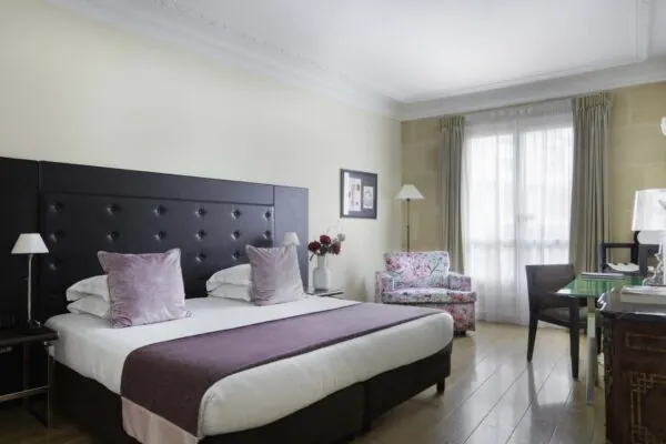 La Chambre Privilège, idéale pour 1, 2 ou 3 personnes, offre luxe et confort pour un séjour exceptionnel. Cette catégorie est la plus spacieuse au 123 Elysées.