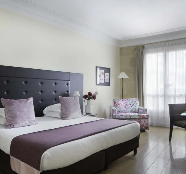 尊享房，适合1至3人入住，提供奢华与舒适，带来非凡的住宿体验。这是 Le 123 Elysées 酒店中最宽敞的房型。