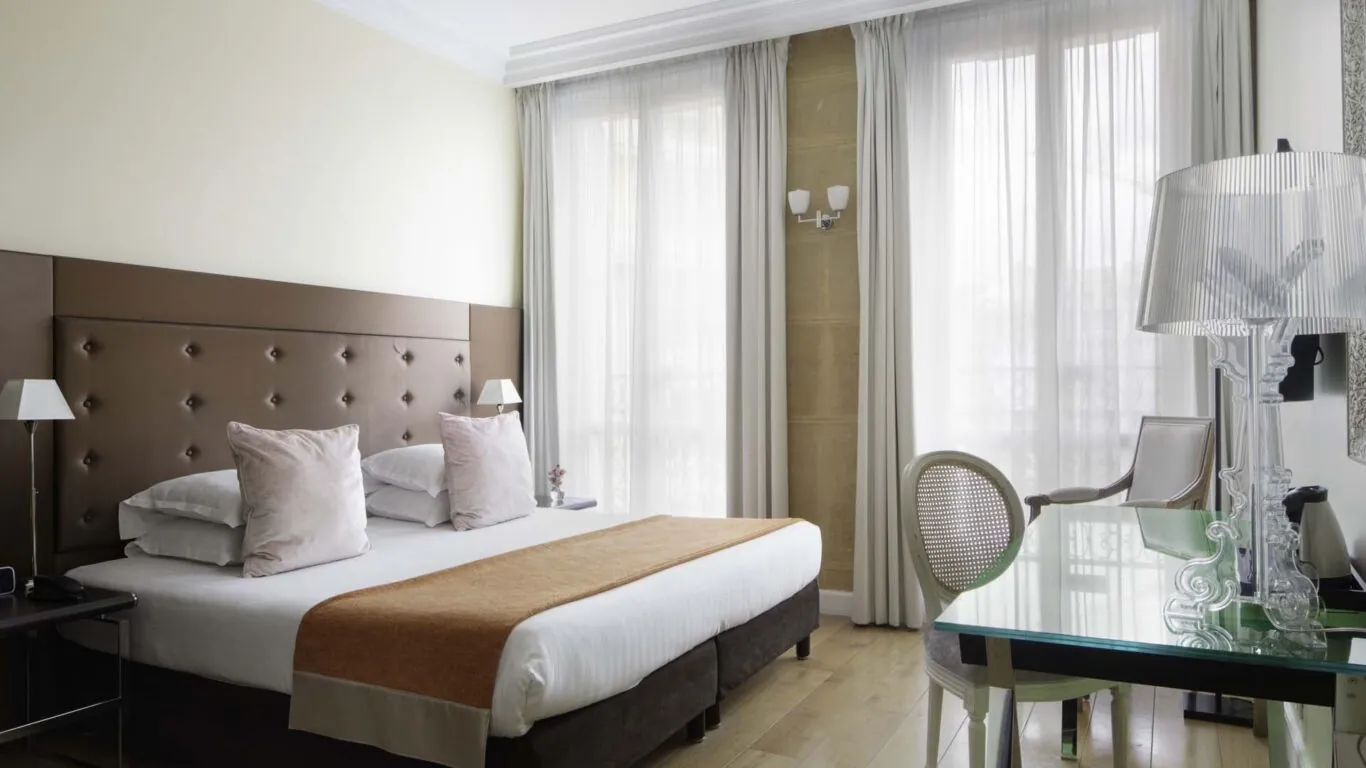 Chambre Double Supérieure avec un grand lit, parfaite pour 2 personnes, offrant élégance et confort pour un séjour raffiné et reposant