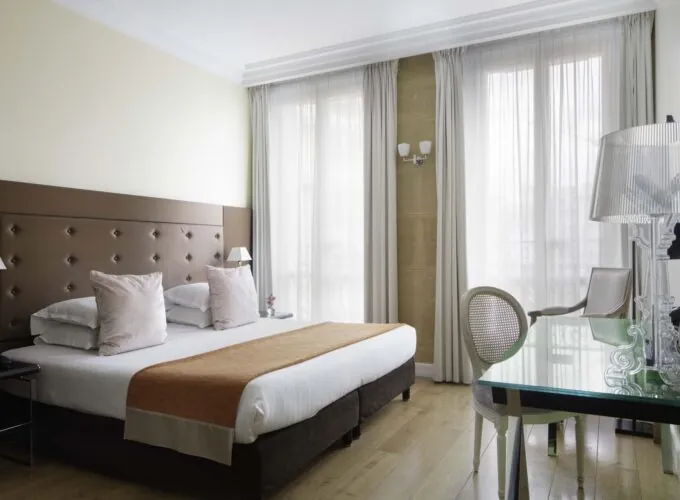 Chambre Double Supérieure avec un grand lit, parfaite pour 2 personnes, offrant élégance et confort pour un séjour raffiné et reposant