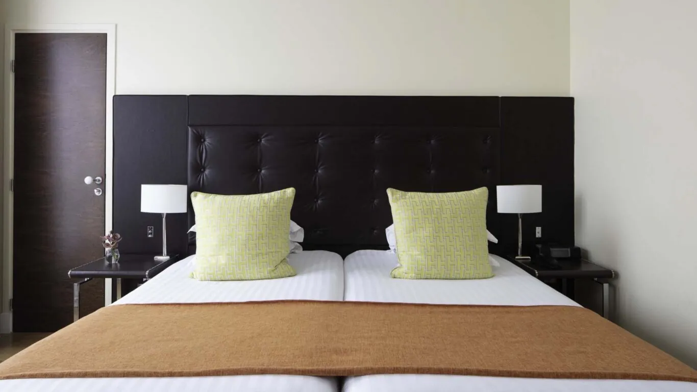 Chambre Supérieure avec deux lits simples, parfaite pour 2 personnes, offrant élégance et confort pour un séjour raffiné et reposant