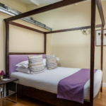 Chambre Double mansardée à l’Hôtel Le 123 Elysées avec un lit à baldaquin