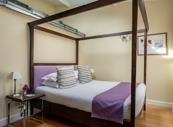 Chambre Double mansardée à l’Hôtel Le 123 Elysées avec un lit à baldaquin