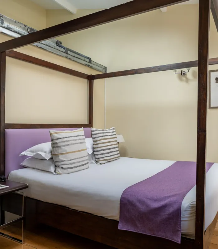 Chambre Double mansardée à l’Hôtel Le 123 Elysées avec un lit à baldaquin