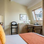 Chambre Double mansardée à l’Hôtel Le 123 Elysées avec un lit double et fenêtre Velux
