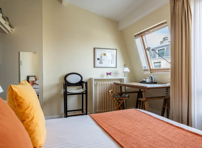 Chambre Double mansardée à l’Hôtel Le 123 Elysées avec un lit double et fenêtre Velux
