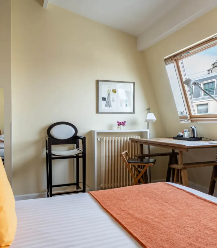 Chambre Double mansardée à l’Hôtel Le 123 Elysées avec un lit double et fenêtre Velux