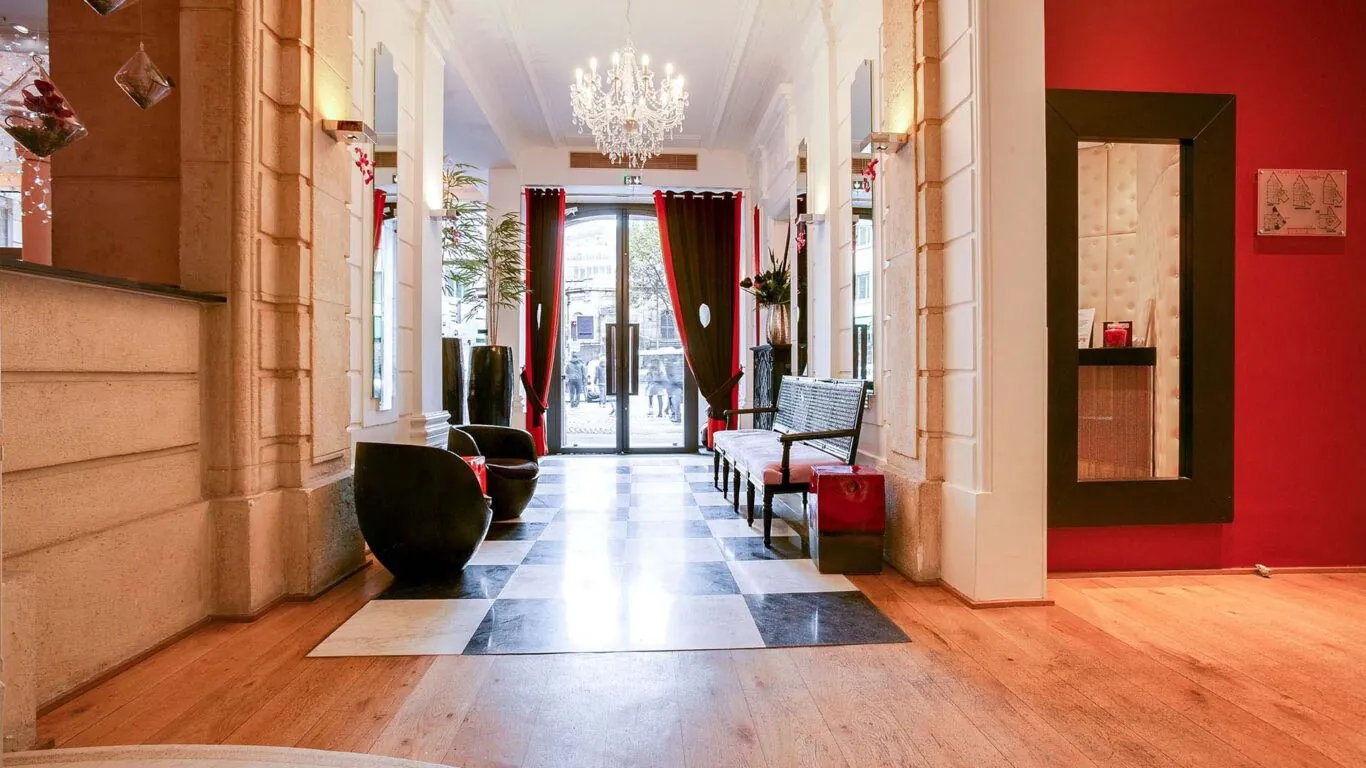Entrée de l’hôtel Le 123 Elysées dans un cadre chic et soigné